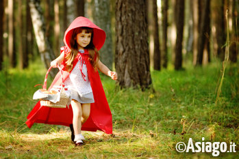 Bambina cappuccetto rosso nel bosco