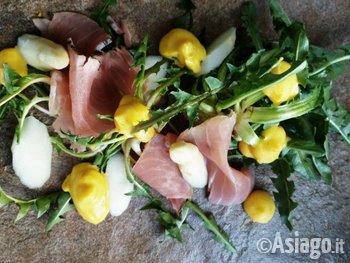 Piatto a base di tarassaco di conco tonno e asparagi 