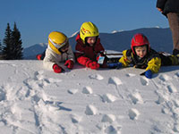 Bambini sulla neve giocano