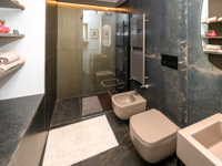 Das elegante Badezimmer des Isidoro Zimmers