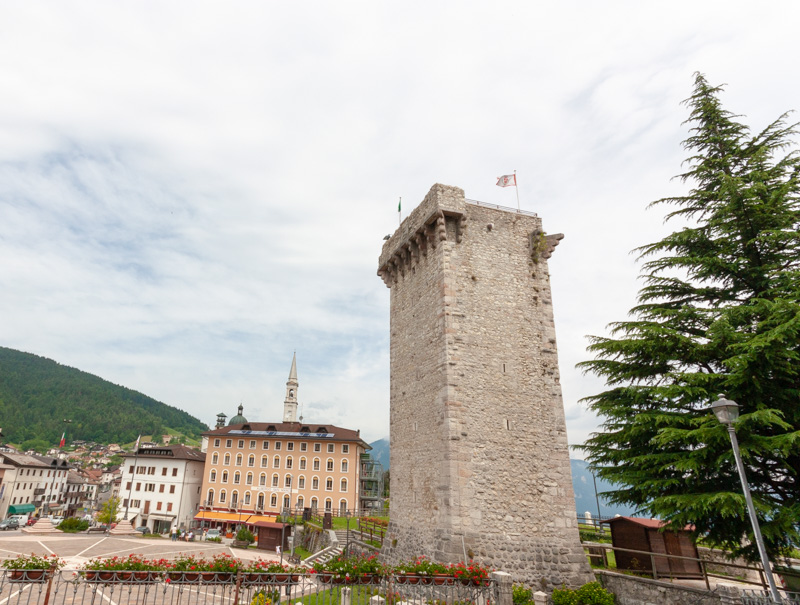 Der Scaligera-Turm und der Platz von Enego