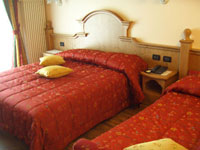 Ein Schlafzimmer im Hotel Miramonti