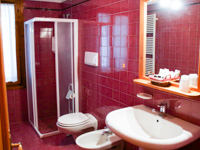 Badezimmer mit Dusche Doppelwohnung