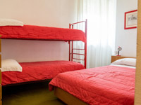 Zimmer mit Doppelbett und Etagenbett