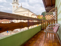 Balkon mit Blick auf die Dorfkirche