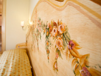 Die schöne Dekoration des beigefarbenen Kopfteils des Zimmerbetts