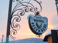 Schild Hotel Belvedere bei Sonnenuntergang
