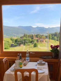 Tisch mit Panoramablick im Restaurant des Hotels Belvedere