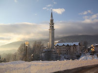 Campanile e piazza di roana visto dall hotel al bosco