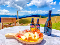 Schneidebrett mit landwirtschaftlichem Bier und Prosecco