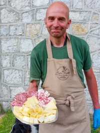 Alberto mit Platte mit Käse und Wurstwaren von Malga