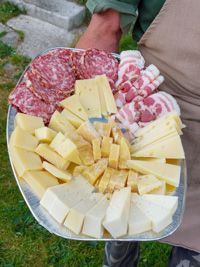 Reichhaltige Platte mit Käse und Aufschnitt von Malga