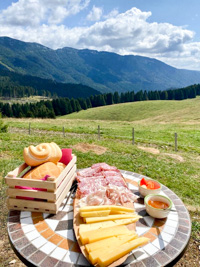 Platte mit Käse und Aufschnitt in Malga Dosso di Sotto