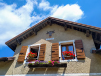 Detail der Fassade der Hütte