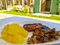 Teller mit Pilzen, Wurst und Polenta