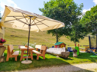 Tisch und Spielplatz im Freien für Kinder