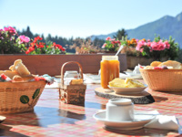 Snack mit Butterbrot und Marmelade