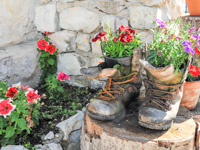 Dekorative Stiefel bringt Blumen