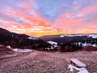 Winterpanorama vom Bauernhof bei Sonnenuntergang