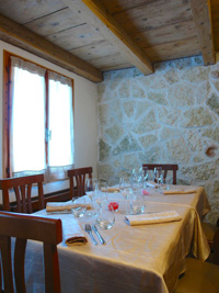 Scorcio della luminosa sala da pranzo