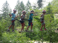 Am Seil im Junior-Adventure-Parcours