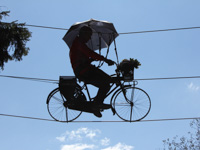 Mit dem Fahrrad durch die Lüfte im Acropark