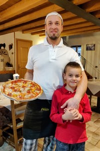 Alessio con pizza e figlio lorenzo portrait