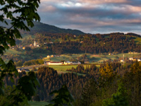 Die BioFarm Bisele im Licht des Sonnenuntergangs