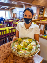 Alina mit Pizza mit Artischocken und Spirulina-Teig