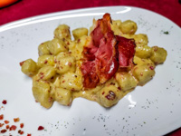 Gnocchi mit 4 Käsesorten und gehacktem Speck