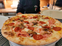 Weiße Pizza mit Schinkensalami und Pilzen