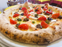 Pizzateig Neapel mit Garnelen oliven und Kirschtomaten