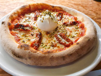 Pizzateig Napoli mit getrockneten Tomaten Burrata und gehackte Pistazie