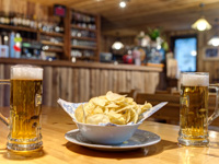 Bier und Chips an der Bar