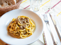 Bigoli mit Hofragout aus dem Rifugio Malga Ronchetto Restaurant
