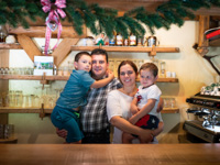 Die Familie von Vanni und Giada des Restaurants Rifugio Malga Ronchetto