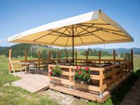 Die Sommerterrasse des Restaurants Rifugio Malga Ronchetto