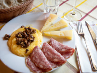 Berggericht mit Sopressa, Käse, Polenta und Champignons