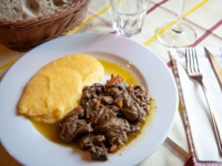 Eintopf mit Polenta im Restaurant Rifugio Malga Ronchetto