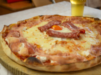 Die exquisite Pizza Rustica Asiaghese