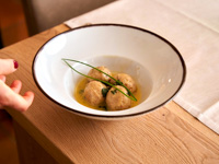 Handgemachte Knödel mit Butter und Salbei