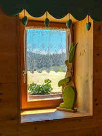 Holzhase an einem Fenster