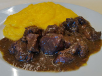 Gulasch mit Polenta von Campolongo Refuge