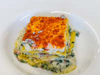 Gebackener Lasagnekuchen mit Wurst, Mezzanocene-Käse und Zucchini