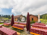 Tische im äußeren Garten der Campolongo Hütte