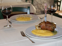 Gebackener Schweinestall mit Polenta im Campolongo Refuge