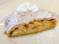 Apfelstrudel mit Schlagsahne