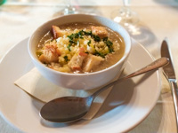 Zwiebelsuppe mit Kartoffeln und Steinpilzen, Asiango und Brotcroutons