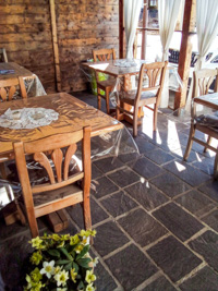 Die kleine Sommerterrasse des Restaurants Tre Fonti di Asiago