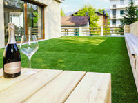 Trinken Sie einen Qualitätswein im Solarium